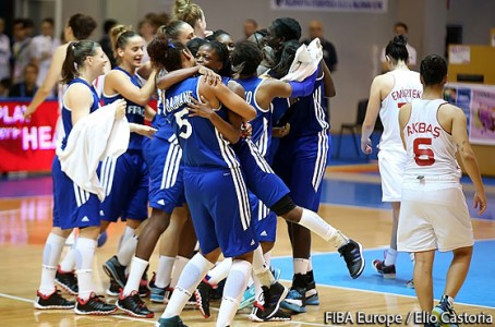 Les Françaises pouvaient laisser éclater leur joie au coup de sifflet final (photo : FIBA Europe)