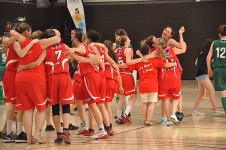 Héroïques en deuxième mi-temps, les filles du CBC pouvaient laisser éclater leur joie au coup de sifflet final (photo : Benjamin Bonneau)