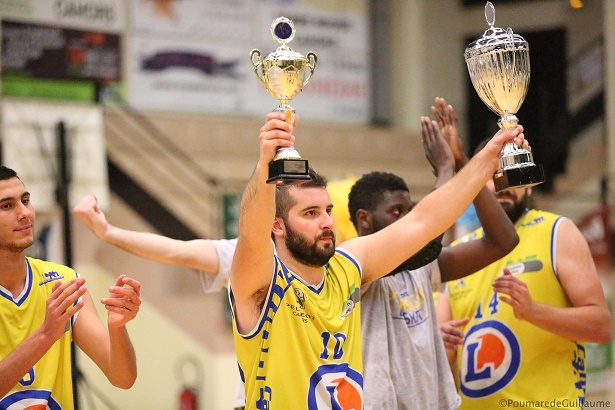 Deuxième trophée cette saison pour Maxime Prouillac et le CSB (photo : Guillaume Poumarede)