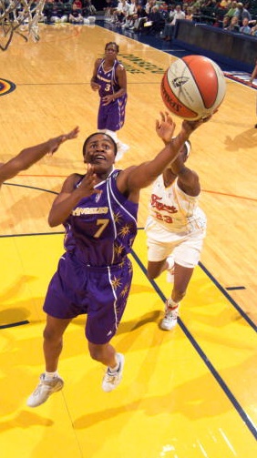 Leah Metcalf, ici sous le maillot de Los Angeles en WNBA  (Photo : Ron Hoskins/NBAE via Getty Images)