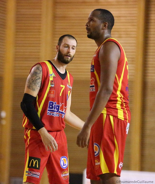 Florian Lesca et Ludovic Vaty n'ont rien pu faire pour stopper les Quimpérois (photo : Guillaume Poumarede)